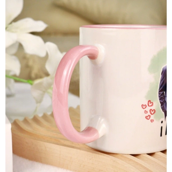 Khi quyết định mua quà Valentine, người tiêu dùng thường so sánh cốc sứ in ảnh với các lựa chọn phổ biến như hoa, vòng cổ, hoặc túi xách. (Ảnh 5)