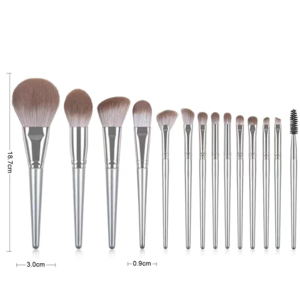 Khi nói đến việc đầu tư một bộ cọ phù hợp, Bộ 14 Cọ Trang Điểm Chuyên Nghiệp Đa Năng Lông Mềm Cho Người Mới là một lựa chọn đáng cân nhắc. (Ảnh 4)