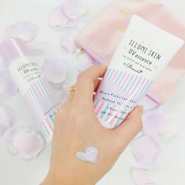 Sản phẩm Gel Chống Nắng Dưỡng Da Naris Illumi Skin UV Essence SPF50+ được thiết kế dưới dạng tinh chất dạng gel đặc, có màu tím lavender nhẹ giúp da trông sáng tự nhiên. (Ảnh 3)