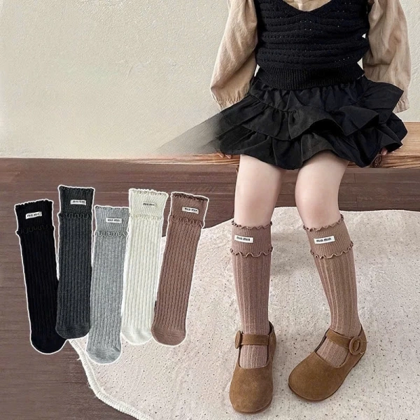 Đầm bé gái cổ cao kiểu Hàn: Khi vẻ dễ thương gây bất ngờ khó chịu trong việc thay đồ hằng ngày - Ảnh 1