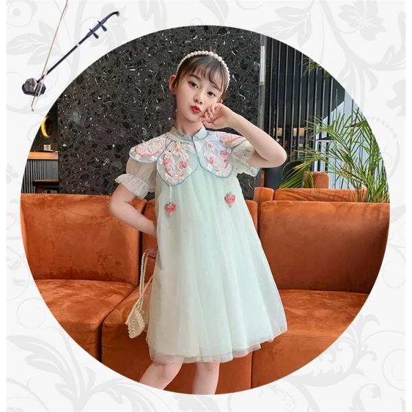 Nếu bạn đang tìm kiếm một chiếc đầm công chúa vừa đẹp mắt, vừa thoải mái cho bé, đầm công chúa sườn xám cổ trang thêu hoa là một lựa chọn đáng cân nhắc. (Ảnh 5) Nếu bạn đang tìm kiếm một chiếc đầm công chúa vừa đẹp mắt, vừa thoải mái cho bé, đầm công chúa sườn xám cổ trang thêu hoa là một lựa chọn đáng cân nhắc. (Ảnh 5)