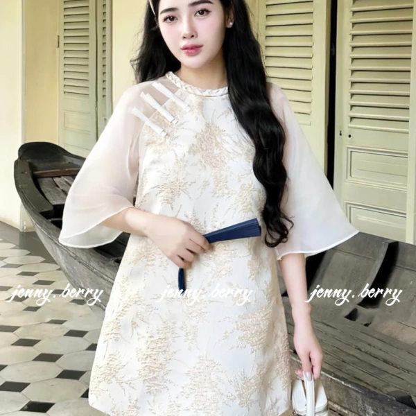 Một số nhà thiết kế còn áp dụng kỹ thuật cắt may “xẻ ly” nhẹ ở phần eo hoặc cánh tay để tạo sự linh hoạt và phá vỡ cảm giác “đông cứng”. (Ảnh 2) Một số nhà thiết kế còn áp dụng kỹ thuật cắt may “xẻ ly” nhẹ ở phần eo hoặc cánh tay để tạo sự linh hoạt và phá vỡ cảm giác “đông cứng”. (Ảnh 2)