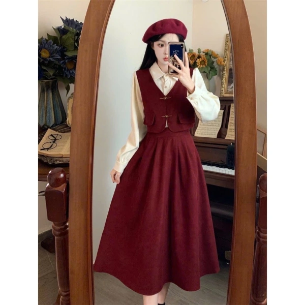 Đầm liền một mảnh đỏ dài được thiết kế với đường cắt nhẹ nhàng, phần cổ khóa ngang tạo cảm giác thanh lịch mà không quá gò bó. (Ảnh 3)