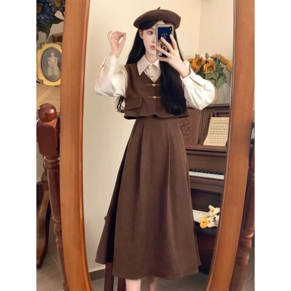 Đầm liền một mảnh đỏ dài trong ngày Tết: Khi vẻ thanh lịch gặp rào cản di chuyển bất ngờ - Ảnh 4