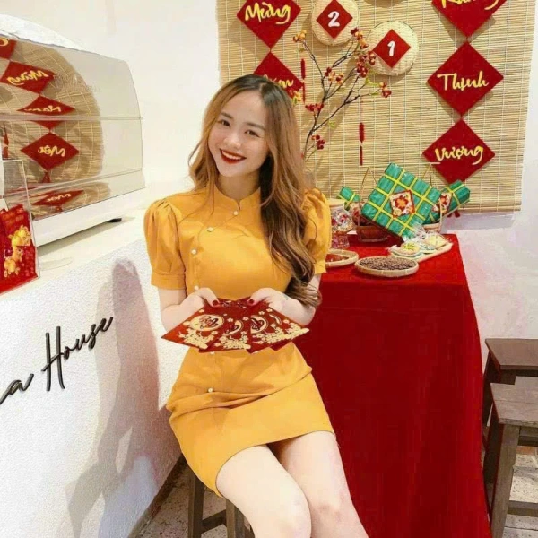 Sản phẩm Đầm mặc tết thời trang nữ mix dự tiệc sang trọng chất cotton lạnh cổ tàu tay ngắn đính cườm dáng chữ A dài midi là một ví dụ điển hình cho việc kết hợp giữa kiểu dáng hiện đại và chất liệu cotton lạnh. (Ảnh 4)