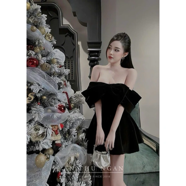 Nhung (velvet) là một loại vải dày dặn, bề mặt ngắn và mịn, tạo ra vẻ bóng nhẹ nhưng vẫn giữ được độ dày đặc. (Ảnh 2)