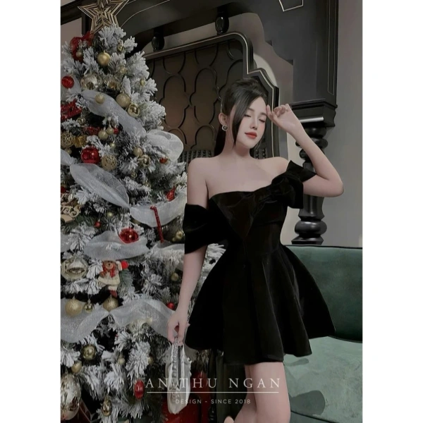 So với các đối tượng trên, đầm nhụ́ng trễ vai dài mini tôn lên nét sang trọng đồng thời giữ được sự “đi chơi” trong di chuyển – một điểm mạnh không thể bỏ qua. (Ảnh 5)