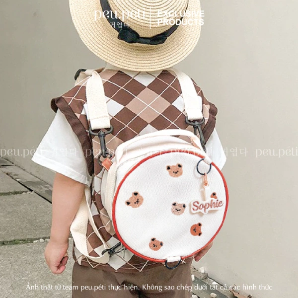 Dán name tag thêu tên kiểu sticker lên balo, túi xách và móc khóa có thể mang đến những bất ngờ mà ít người nhận ra. - Ảnh 3