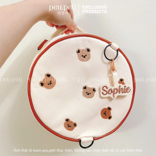 Dán name tag thêu tên kiểu sticker lên balo, túi xách và móc khóa có thể mang đến những bất ngờ mà ít người nhận ra. - Ảnh 5