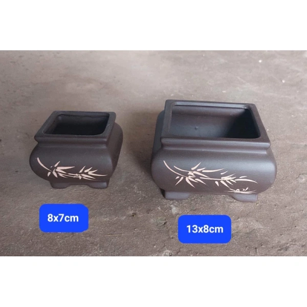 Đối với bonsai mini, loại đất thường có thành phần thô, sành (bentonite) để giữ độ ẩm tốt. (Ảnh 2) Đối với bonsai mini, loại đất thường có thành phần thô, sành (bentonite) để giữ độ ẩm tốt. (Ảnh 2)