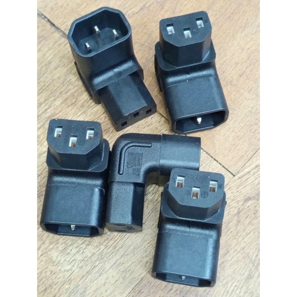 Trong số các mẫu có sẵn, Đầu nối C13 - C14 cong 90 độ được thiết kế để chuyển đổi dây nguồn C14 sang cổng IEC C13 dạng góc 90°, đáp ứng nhu cầu giảm bớt rối dây và bảo vệ thiết bị trong môi trường chật hẹp. (Ảnh 4)
