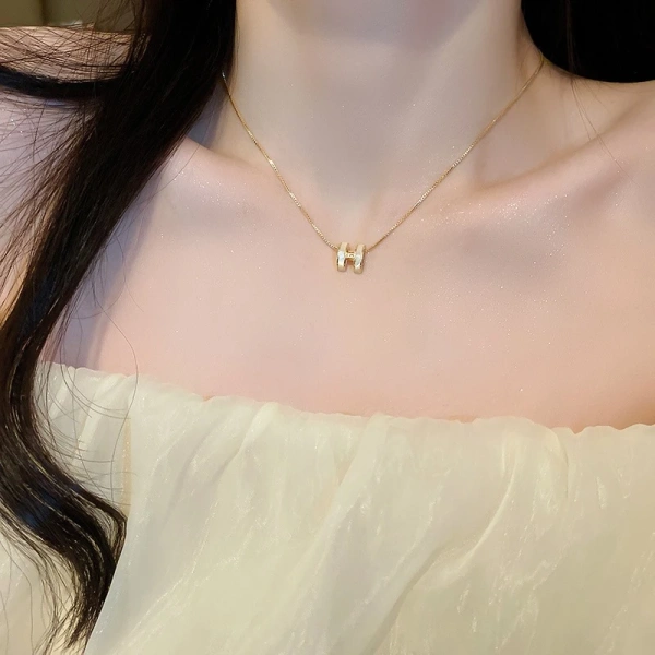 Dây chuyền chữ H phong cách Hàn Quốc: Khi vẻ sang chảnh gặp thực tế nhuộm màu chỉ sau vài tuần - Ảnh 2 Dây chuyền chữ H phong cách Hàn Quốc: Khi vẻ sang chảnh gặp thực tế nhuộm màu chỉ sau vài tuần - Ảnh 2