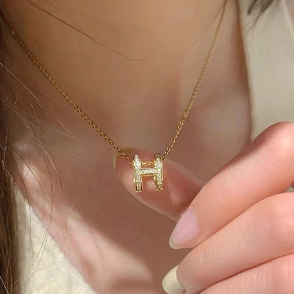 Dây chuyền chữ H phong cách Hàn Quốc: Khi vẻ sang chảnh gặp thực tế nhuộm màu chỉ sau vài tuần - Ảnh 4 Dây chuyền chữ H phong cách Hàn Quốc: Khi vẻ sang chảnh gặp thực tế nhuộm màu chỉ sau vài tuần - Ảnh 4