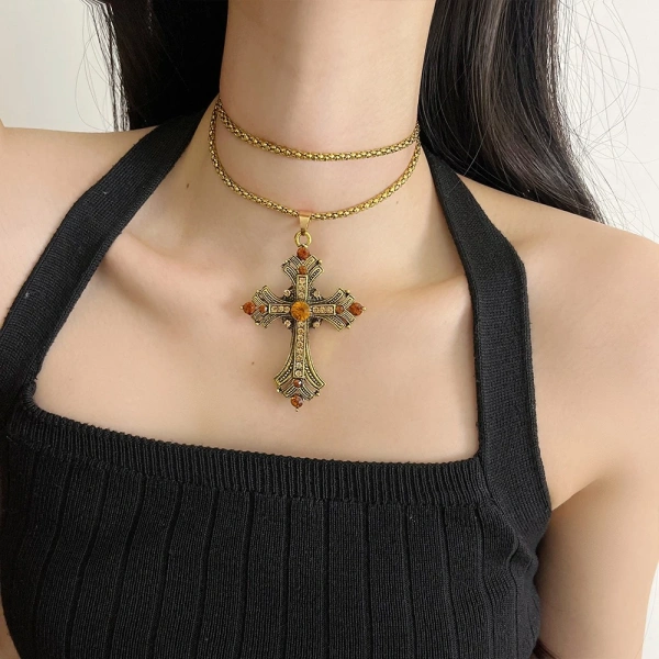 Dây chuyền vàng đính đá phong cách đường phố: Khi mong đợi ánh sáng lấp lánh gặp thực tế bám dính suốt cả ngày - Ảnh 2 Dây chuyền vàng đính đá phong cách đường phố: Khi mong đợi ánh sáng lấp lánh gặp thực tế bám dính suốt cả ngày - Ảnh 2