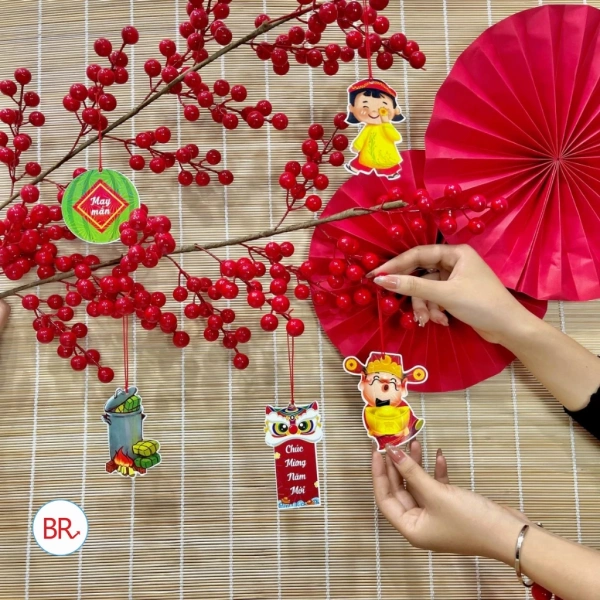Dây liễn treo Tết: lý do hình sticker cây Mai, đào Đông thường bị mờ sau khi dán trên kính gió. - Ảnh 5 Dây liễn treo Tết: lý do hình sticker cây Mai, đào Đông thường bị mờ sau khi dán trên kính gió. - Ảnh 5
