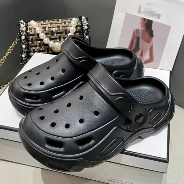 Đế 4 cm trong đôi dép đi mưa giúp giảm trơn trượt, nhưng lại gây cảm giác nặng và ảnh hưởng tới bước chân - Ảnh 1 Đế 4 cm trong đôi dép đi mưa giúp giảm trơn trượt, nhưng lại gây cảm giác nặng và ảnh hưởng tới bước chân - Ảnh 1