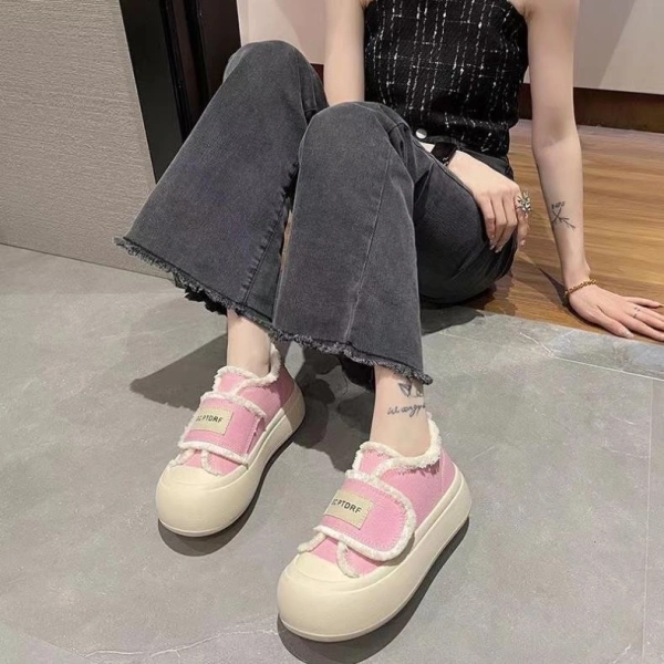 Với đệm cao su dày 5 cm, phần gót được hỗ trợ tốt, giảm áp lực khi đứng lâu. (Ảnh 5)
