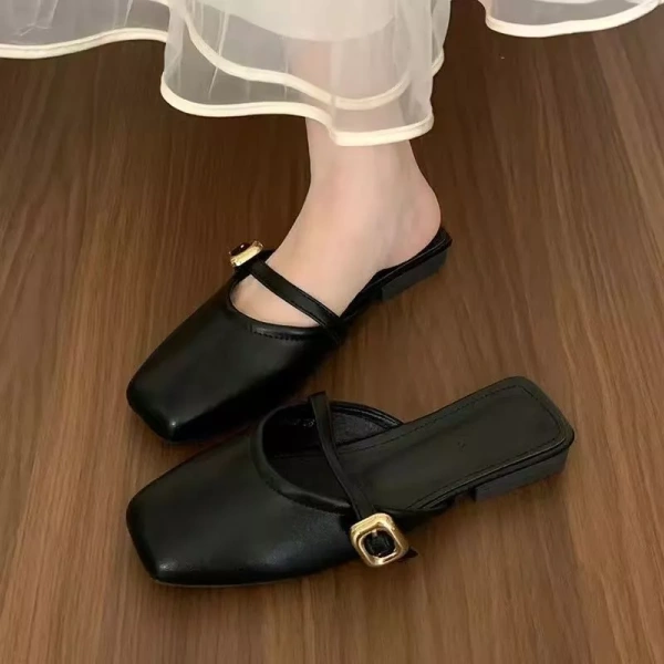 Đế cao 2 cm trên giày sục nhựa dẻo có thể khiến chân mất cân bằng khi bước trên cát mềm. - Ảnh 2