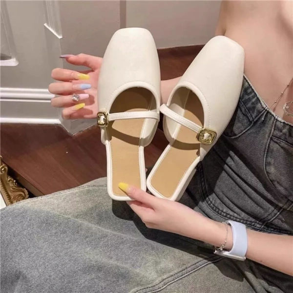 Trong các lựa chọn trên, Giày sục nhựa dẻo BAOTOU đế cao 2 cm đem lại một cân bằng hợp lý giữa thời trang và chức năng. (Ảnh 4)