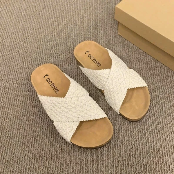 Không chỉ là một công cụ hỗ trợ di chuyển, dép quai chéo 3 cm còn là một phụ kiện thời trang. (Ảnh 5) Không chỉ là một công cụ hỗ trợ di chuyển, dép quai chéo 3 cm còn là một phụ kiện thời trang. (Ảnh 5)