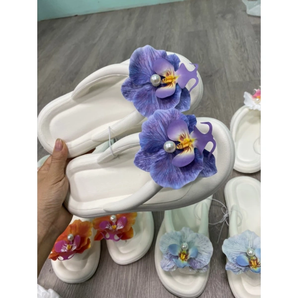 Hoa văn gợn sóng không chỉ là một chi tiết thiết kế bắt mắt; nó còn đóng một vai trò quan trọng trong việc tăng độ bám. (Ảnh 3) Hoa văn gợn sóng không chỉ là một chi tiết thiết kế bắt mắt; nó còn đóng một vai trò quan trọng trong việc tăng độ bám. (Ảnh 3)
