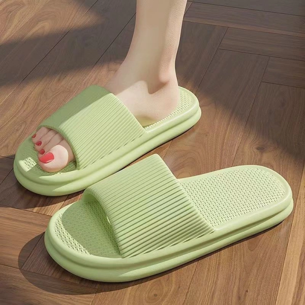 Giá của dép nội địa dao động từ 70 000 đến 150 000 đồng, trong khi nhập khẩu thường trên 250 000 đồng. (Ảnh 4)