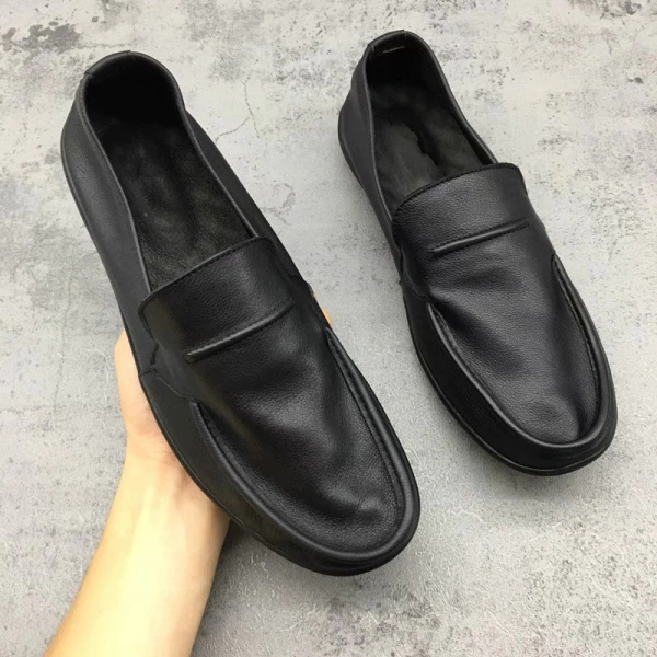Việc chăm sóc giày không chỉ giúp duy trì độ thoáng khí, mà còn bảo vệ lớp da bò khỏi khô xỉn, nứt nẻ trong điều kiện nhiệt độ cao. (Ảnh 4) Việc chăm sóc giày không chỉ giúp duy trì độ thoáng khí, mà còn bảo vệ lớp da bò khỏi khô xỉn, nứt nẻ trong điều kiện nhiệt độ cao. (Ảnh 4)