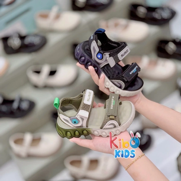 Không phải bất kỳ chiếc sandal nào cũng đáp ứng đủ tiêu chuẩn an toàn. (Ảnh 2) Không phải bất kỳ chiếc sandal nào cũng đáp ứng đủ tiêu chuẩn an toàn. (Ảnh 2)