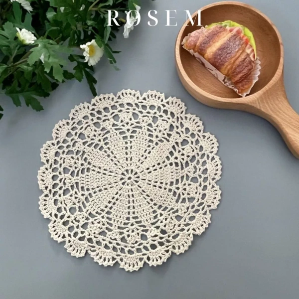 Đệm lót ren cotton cho bình hoa: chi tiết nhỏ mà nhiều người bỏ qua khiến bàn ăn luôn giữ nét sạch sẽ và tinh tế - Ảnh 4