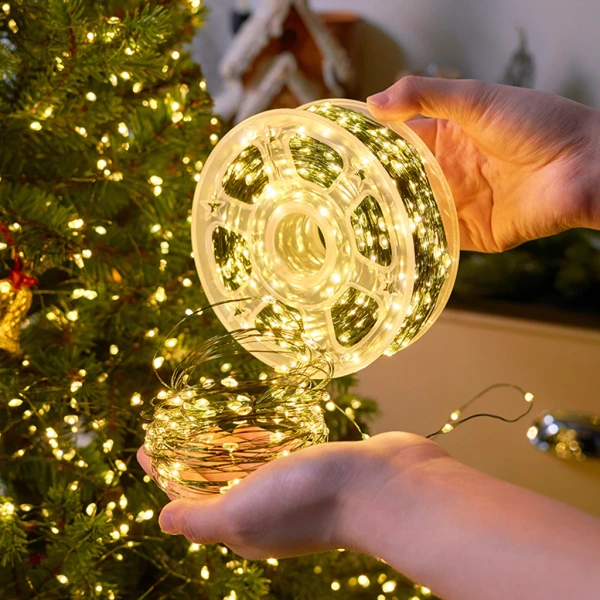 Nhiều khách hàng phản hồi rằng, khi được lắp đặt quanh cây thông Noel, dây đèn này tạo nên “ánh sáng nhấp nháy” tự nhiên, giống như những chú đom đóm, mang lại cảm giác lãng mạn mà không gây chói mắt. (Ảnh 3)