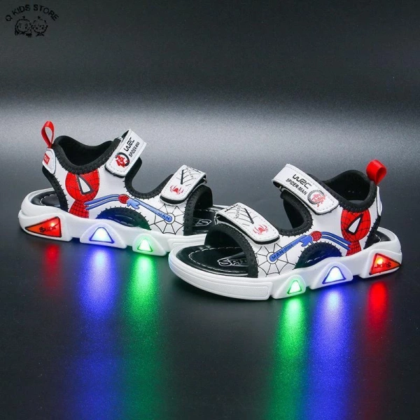 Đèn LED làm bật sáng sandal bé trai, nhưng sau một năm học đế mềm thường bị mòn nhanh hơn dự đoán - Ảnh 1