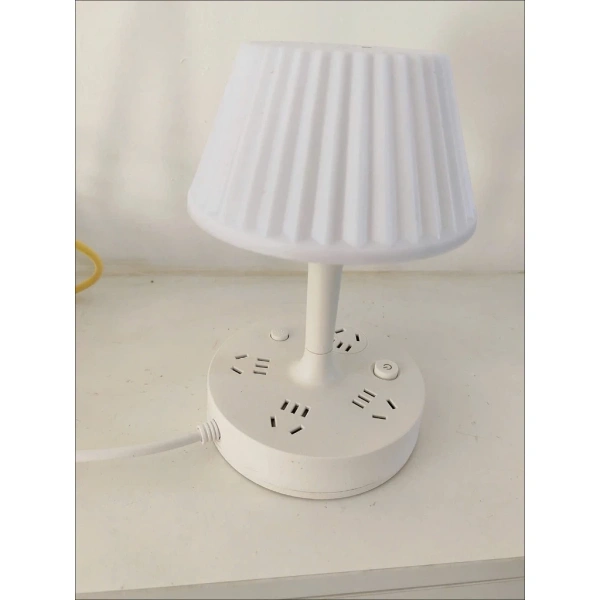 Sản phẩm này không chỉ là một chiếc đèn ngủ thông thường; nó còn là một “trợ thủ” cho không gian ngủ và làm việc. (Ảnh 4)