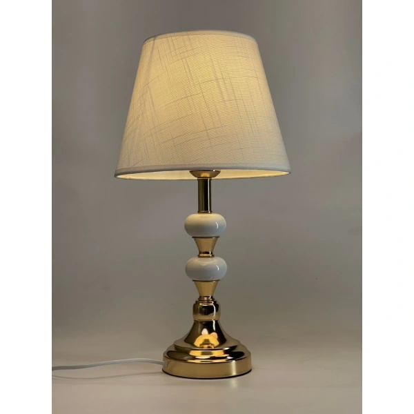 Đèn LED thường có thời gian sử dụng kéo dài, tuy nhiên nếu bạn dùng đèn sợi đèn truyền thống, hãy thay thế khi bóng đèn bắt đầu châm chớp hoặc giảm độ sáng, vì điều này ảnh hưởng đến chất lượng ánh sáng. (Ảnh 5)