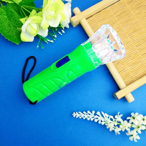 Thay vì để đèn pin trong túi áo, bạn nên giữ tay vững, hướng đèn pin trực tiếp ra ngoài. (Ảnh 3)