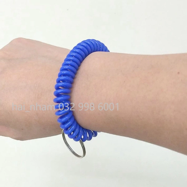 Đeo thẻ khóa vào vòng tay khi bơi khiến nhiều người nhận ra việc bảo vệ đồ dùng không còn phụ thuộc vào túi áo - Ảnh 1