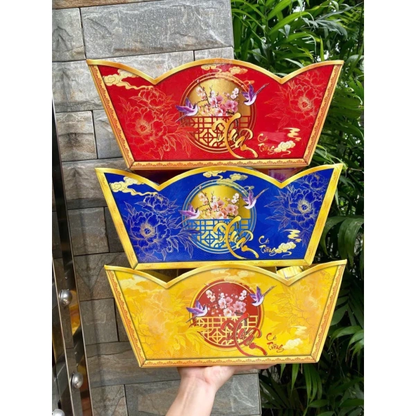 Đẹp mắt trên bàn tiệc nhưng lại khiến việc sắp xếp giỏ quà Tết trở nên rắc rối hơn dự đoán. - Ảnh 1