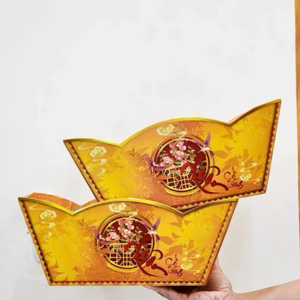 Giỏ gỗ mang lại sự bền bỉ và vừa có thể dùng trong các không gian ngoài trời, nhưng nó thường không có những họa tiết tinh tế như khay thuyền “Xuân Cát Tường”. (Ảnh 4)