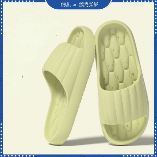 Thêm một tấm thảm cao su dày mỏng 0,5–1 cm dưới chân dép khi di chuyển trên sàn nhựa hoặc gạch men sẽ là một giải pháp đơn giản nhưng hiệu quả. (Ảnh 4) Thêm một tấm thảm cao su dày mỏng 0,5–1 cm dưới chân dép khi di chuyển trên sàn nhựa hoặc gạch men sẽ là một giải pháp đơn giản nhưng hiệu quả. (Ảnh 4)