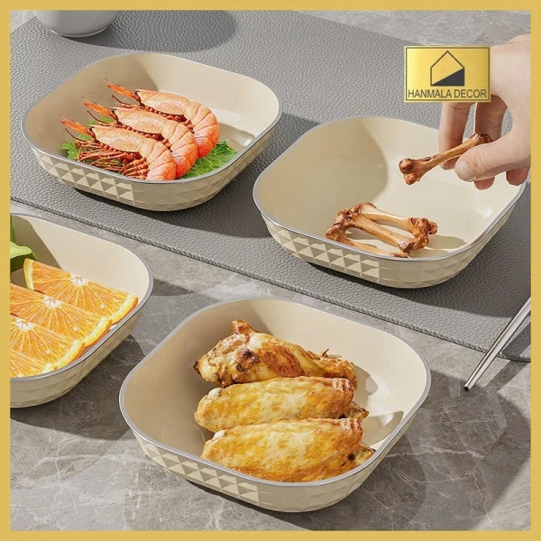 Đĩa nhựa cao cấp viền bạc khiến bề mặt trắng sữa dễ bám vết thực phẩm hơn là chỉ tăng tính thẩm mỹ. - Ảnh 1