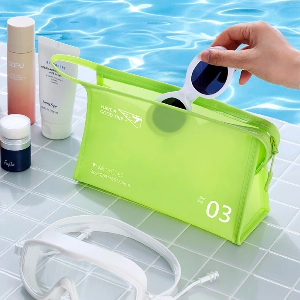 Điều thường bỏ qua trong túi nhựa PVC đa năng là lỗ rách nhẹ gây mất son môi khi giặt quần áo. - Ảnh 4