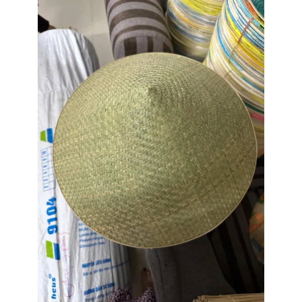 Độ ẩm kéo dài trên tóc không chỉ gây cảm giác nặng nề mà còn có thể làm tóc yếu, gãy và da đầu dễ bị kích ứng. (Ảnh 2) Độ ẩm kéo dài trên tóc không chỉ gây cảm giác nặng nề mà còn có thể làm tóc yếu, gãy và da đầu dễ bị kích ứng. (Ảnh 2)