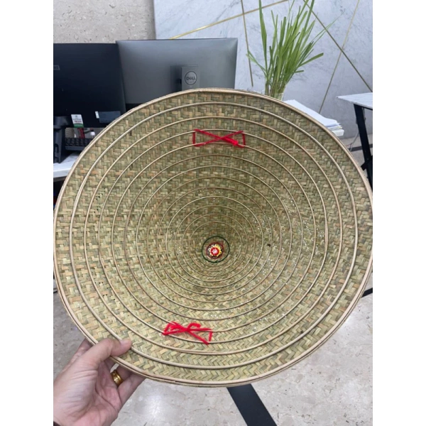 Mỗi loại nón lá có tính năng chịu ẩm khác nhau, dựa trên độ thấm nước và cấu trúc sợi. (Ảnh 3) Mỗi loại nón lá có tính năng chịu ẩm khác nhau, dựa trên độ thấm nước và cấu trúc sợi. (Ảnh 3)