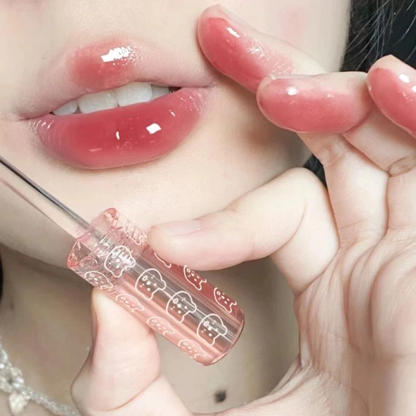 Herorange Bóng Môi Glaze Gương Nước là loại son bóng được thiết kế “nhẹ như nước”, mang lại cảm giác ẩm mượt ngay từ lần bôi đầu tiên. (Ảnh 4)
