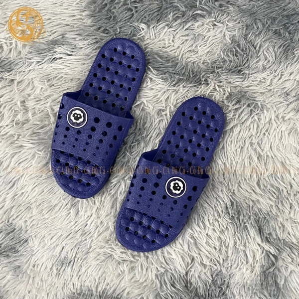 Một trong những lựa chọn phổ biến hiện nay là Dép cao su lỗ thủng đi trong nhà, văn phòng, nhà tắm, chống trơn trượt do thương hiệu Việt San Plastic cung cấp. (Ảnh 3)