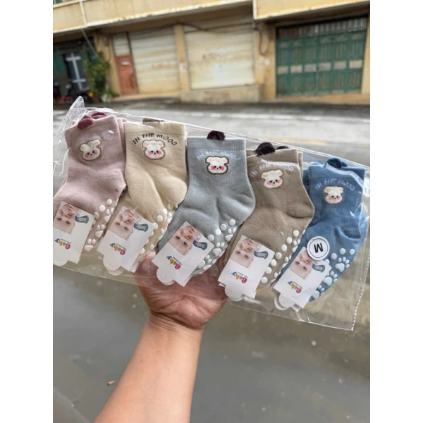 Một chiếc tất không chỉ bao gồm phần vải bọc thân mà còn có lớp đệm chống trượt ở lòng bàn chân. (Ảnh 3) Một chiếc tất không chỉ bao gồm phần vải bọc thân mà còn có lớp đệm chống trượt ở lòng bàn chân. (Ảnh 3)