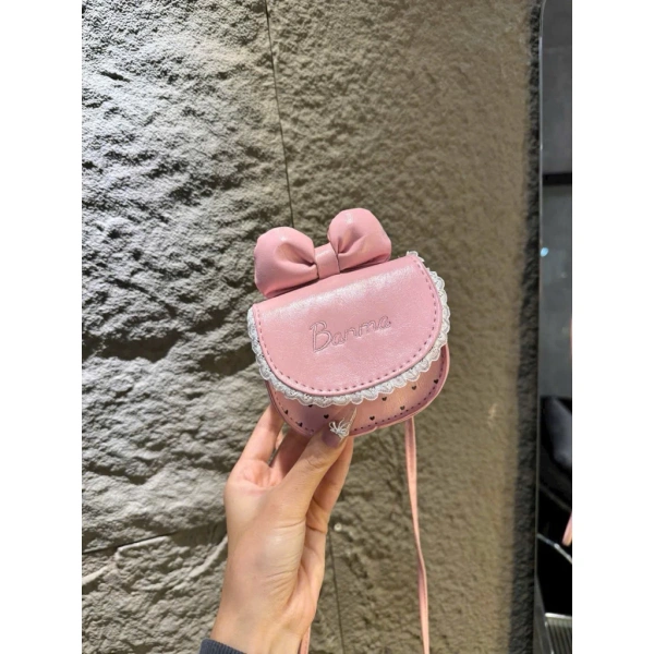 Túi mini không chỉ là phụ kiện thời trang mà còn là “ngân sách” nhỏ gọn cho những vật dụng cá nhân: ví, thẻ, son môi, và đôi khi một chiếc điện thoại di động. (Ảnh 2) Túi mini không chỉ là phụ kiện thời trang mà còn là “ngân sách” nhỏ gọn cho những vật dụng cá nhân: ví, thẻ, son môi, và đôi khi một chiếc điện thoại di động. (Ảnh 2)