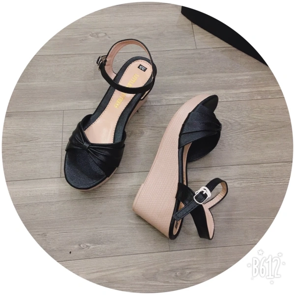 Trong thực tiễn, nhiều người so sánh sandal xuồng 7 cm với các loại sandal cao 5 cm và 9 cm. (Ảnh 3) Trong thực tiễn, nhiều người so sánh sandal xuồng 7 cm với các loại sandal cao 5 cm và 9 cm. (Ảnh 3)