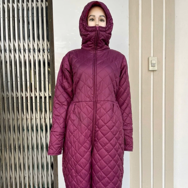 Khi di chuyển trong không gian hẹp hoặc thực hiện các thao tác nhanh (như đưa hàng, mở khóa xe máy), jumpsuit quá cứng khiến người dùng cần “đánh bù” bằng cách thay đổi tư thế, mất thời gian và công sức. (Ảnh 3) Khi di chuyển trong không gian hẹp hoặc thực hiện các thao tác nhanh (như đưa hàng, mở khóa xe máy), jumpsuit quá cứng khiến người dùng cần “đánh bù” bằng cách thay đổi tư thế, mất thời gian và công sức. (Ảnh 3)