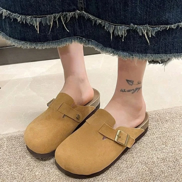 Để có cái nhìn toàn diện, chúng ta nên đặt Giày Lolita sục da vào bối cảnh so sánh với ba loại giày thường gặp: giày ballet, giày cao gót thường và giày sneaker. (Ảnh 5)