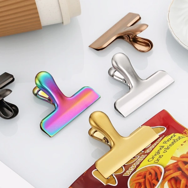 Để hiểu hơn về ưu nhược điểm của kẹp thép không gỉ, hãy cùng xem bảng so sánh ngắn gọn giữa các vật liệu phổ biến trên thị trường. (Ảnh 4) Để hiểu hơn về ưu nhược điểm của kẹp thép không gỉ, hãy cùng xem bảng so sánh ngắn gọn giữa các vật liệu phổ biến trên thị trường. (Ảnh 4)